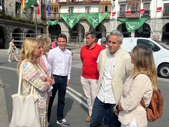 Los miembros del PSOE en Castro Urdiales