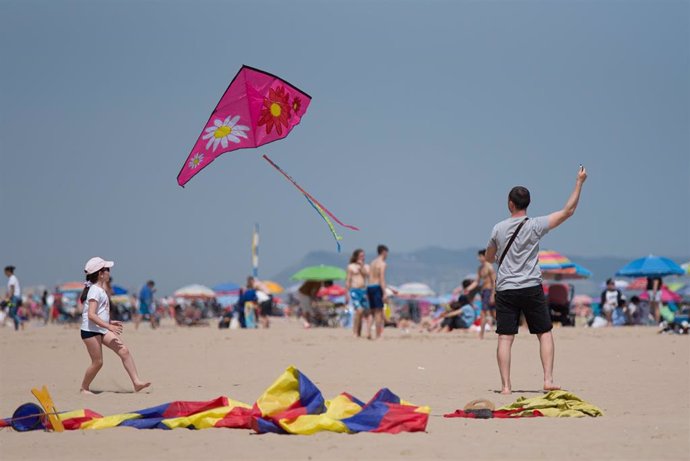 Archivo - Cometas volando en el cielo de la playa de Gandia