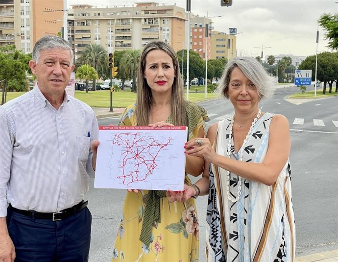 La candidata número uno por Huelva del Partido Popular al Congreso de los Diputados, Bella Verano (centro), junto a otros miembros de la candidatura popular.