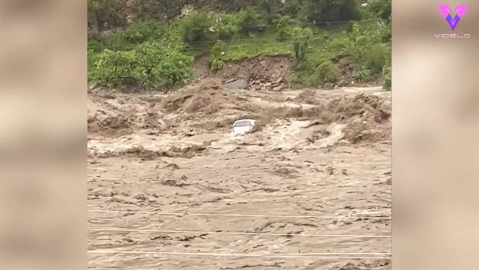 Impactante momento en que un coche es arrastrado por las fuertes inundaciones de la India