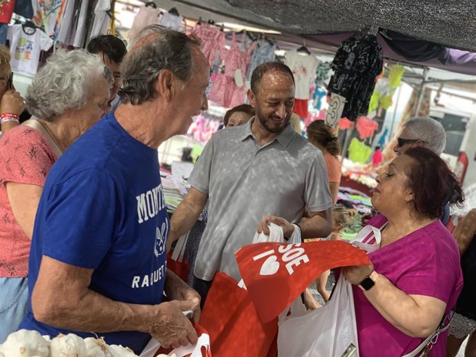Alfonso Rodríguez Gómez de Celis, candidato del PSOE al Congreso por la provincia de Sevilla, en Coria del Río (Sevilla).