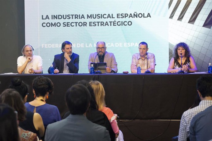 Josep Gómez, de Editores de Música Independientes; el presidente de Promusica, Antonio Guisasola; el presidente de Es_Música, Joaquín Martínez; el presidente de la Asociación de Promotores Musicales, Albert Salmerón, y Montserrat Pratdesaba, de AIE.