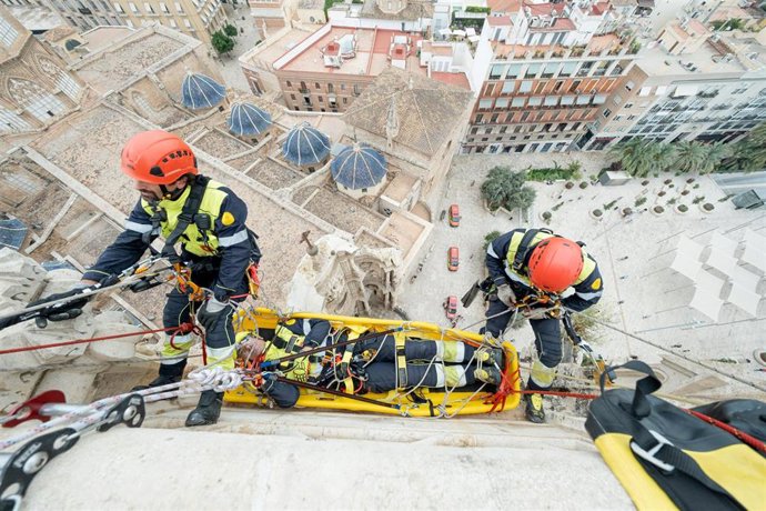 El Miguelete de la Catedral acoge un simulacro para la evacuación por el exterior desde lo alto de la torre