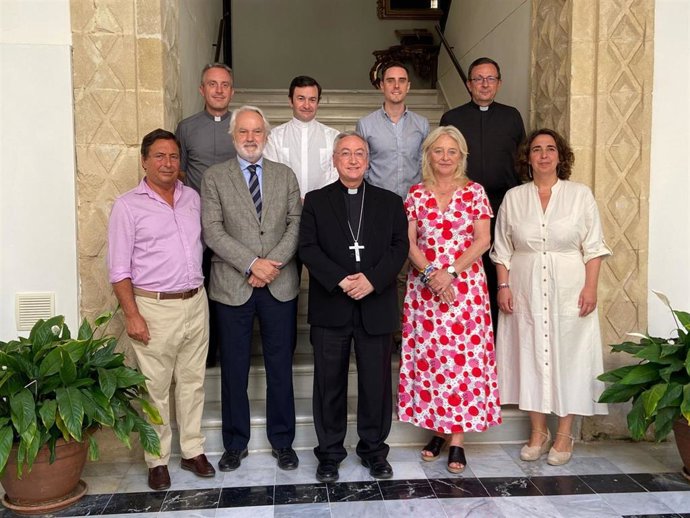 Mercedes Colombo junto al obispo de Jerez.