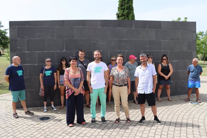 La cabeza de lista de EH Bildu al Congreso por Navarra, Bel Pozueta, en un acto con otros miembros de la coalición en el Parque de la Memoria de Sartaguda.