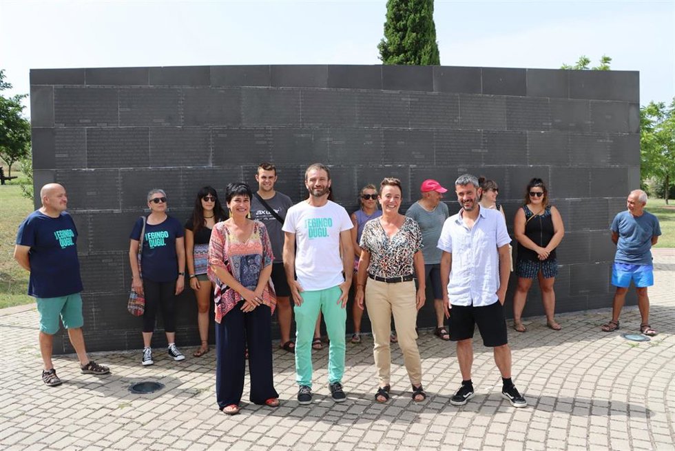 La cabeza de lista de EH Bildu al Congreso por Navarra, Bel Pozueta, en un acto con otros miembros de la coalición en el Parque de la Memoria de Sartaguda.