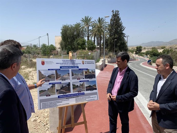 El consejero en funciones de Fomento e Infraestructuras, José Ramón Díez de Revenga, junto al alcalde de Abanilla, José Antonio Blasco, durante la supervisión de las obras de mejora que se están ejecutando en las travesías que dan acceso al municipio