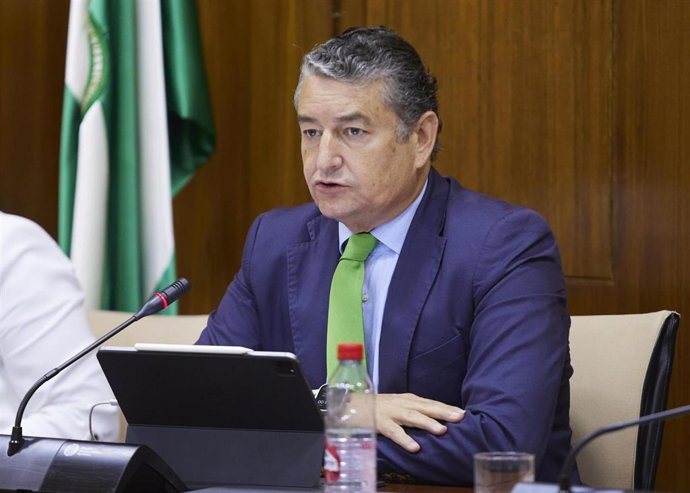El consejero de la Presidencia, Interior, Diálogo Social y Simplificación Administrativa, Antonio Sanz, comparece en comisión parlamentaria.