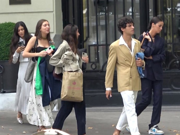 Victoria Federica, Tomás Páramo y Maria G. De Jaime protagonizan una sesión de fotos con Roca Rey