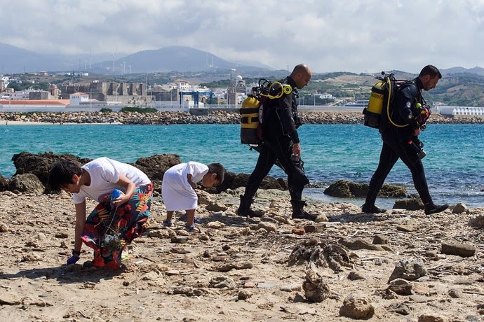 Participantes en la recogida de basuraleza de '1m2 por las playas y los mares' del proyecto LIBERA