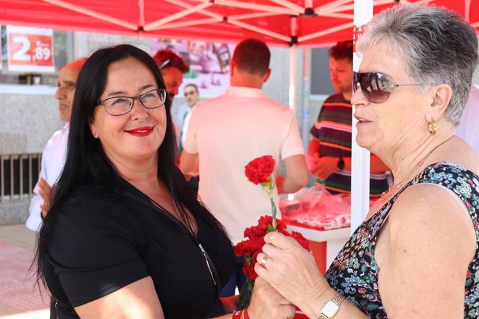 La candidata del PSOE al Congreso, María Rosario Roig, visita Astorga donde ha defendido las medidas del Gobierno de España en materia de cultura.