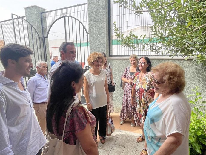La candidata número uno al Senado y secretaria general del PSOE de Huelva, María Eugenia Limón, durante su visita a Aprodimax de Bollullos Par del Condado.