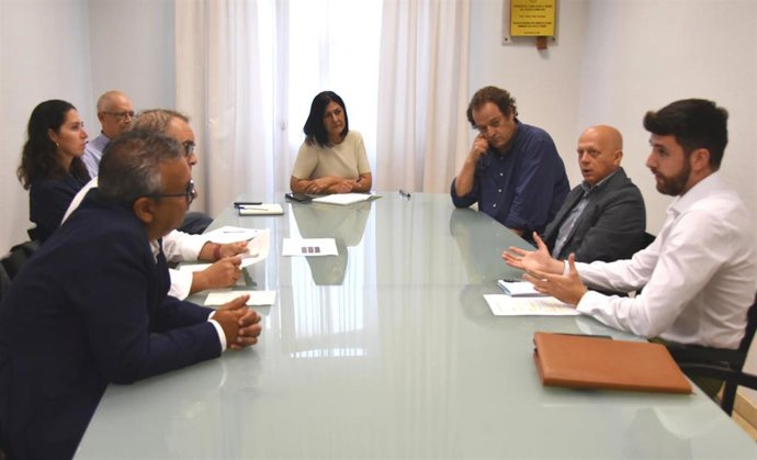 La consejera de Movilidad del Cabildo de Tenerife, Eulalia García, y el consejero de Carreteras, Dámaso Arteaga, han mantenido una reunión con el jefe provincial de Tráfico de Santa Cruz de Tenerife, Pablo González de la Aleja