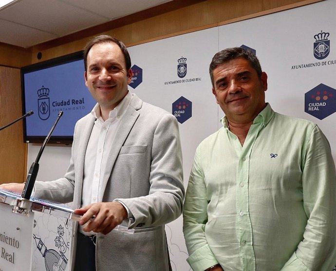 El portavoz del equipo de Gobierno y concejal de Hacienda, Guillermo Arroyo, y el concejal de Economía Municipal, Luis Alberto Martín,