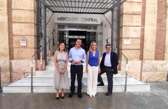 Candidatos del PP al Congreso y Senado en Almería frente al Mercado Central.