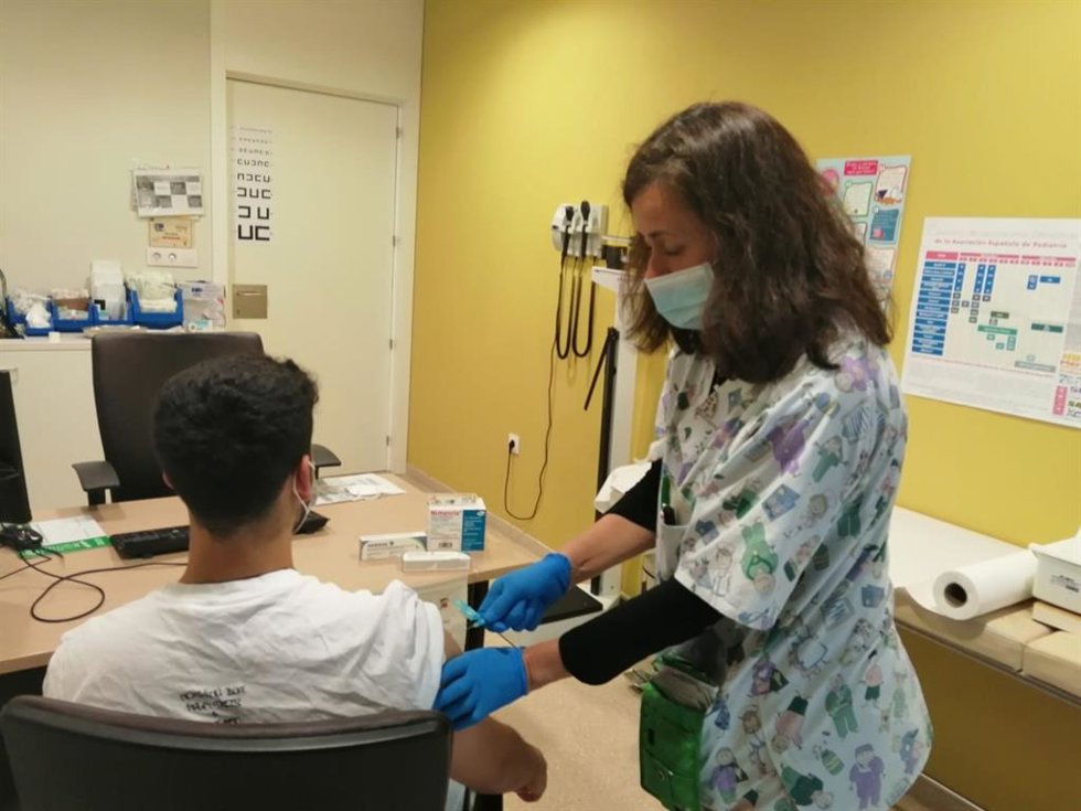 Archivo - Un joven recibe una vacuna en un centro de salud.