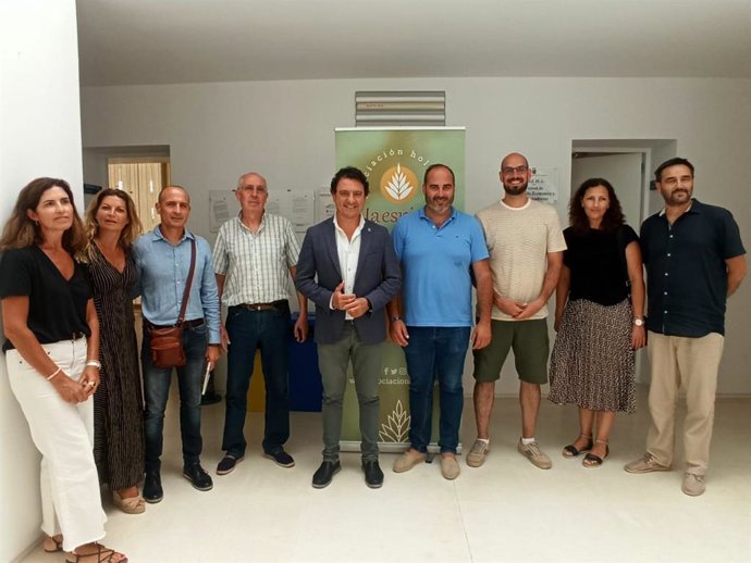 Daniel Sánchez en su visita a la Asociación Holística 'La Espiga' en Conil.