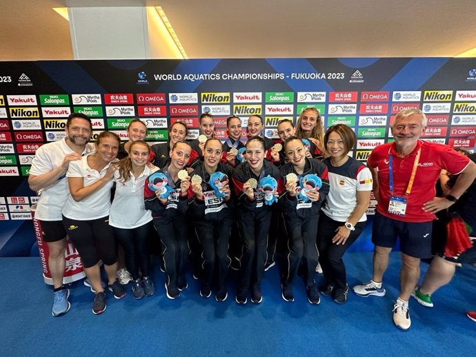 Mayu Fujiki (dcha junto a Fernando Carpena) celebrando la medalla de oro de La selección española de natación artística en el equipo técnico del Mundial de Fukuoka