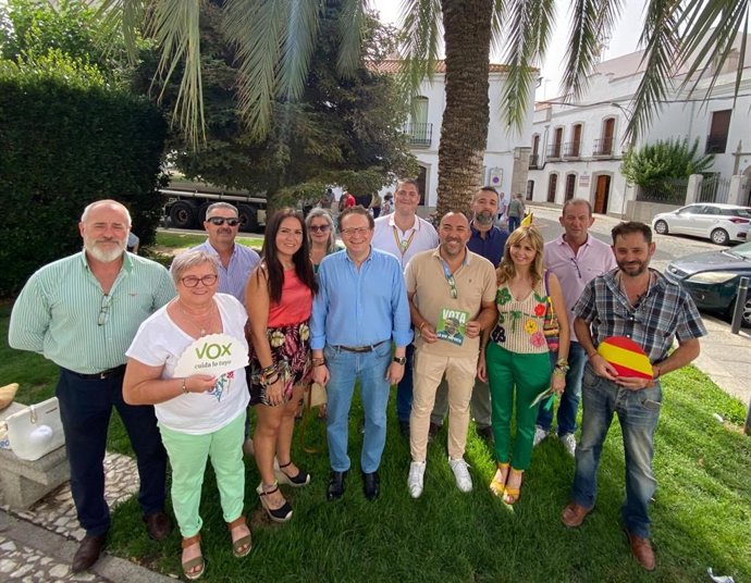 Ramírez del Río (centro) y Puebla, junto a otros miembros de Vox, en Pozoblanco.