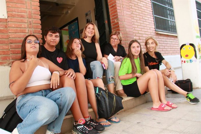 La delegada de Inclusión Social, Juventud, Familias e Igualdad de la Junta en Córdoba, Dolores Sánchez (atrás a la dcha.), en su visita a la escuela de verano Kamira.
