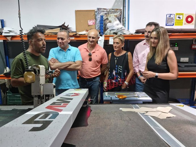El número uno de Vox al Congreso de los diputados por Huelva, Tomás Fernández, junto a otros representantes de la formación, durante la visita a una empresa de Valverde del Camino.