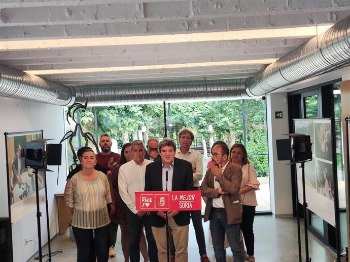 Escrivá, Junto A Miembros Del PSOE De Soria, En Una Acto Sobre Pensiones Y Avances Sociales.