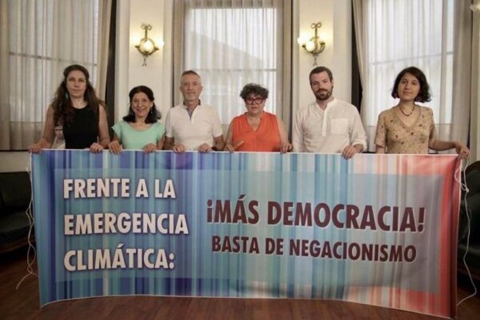 Acitvistas y científicos defienden 'Frente a la emergencia climática: más democracia, basta de negacionismo'