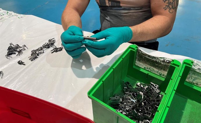 Un preso trabaja en el Cire de Mas d'Enric, en El Catllar (Tarragona).