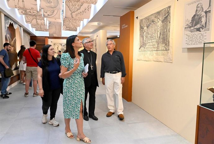 La alcaldesa, Gema Igual, visita la muestra de las obras de la Biblia de la biblioteca de Menéndez Pelayo en la Catedral