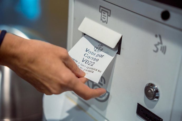 Archivo - Una persona recoge el ticket para solicitar el voto por correo en el Edificio de correos, a 14 de junio de 2023, en Madrid (España). CC.OO. y UGT consideran que las 12.000 contrataciones propuestas por Correos para atender el voto por correo e