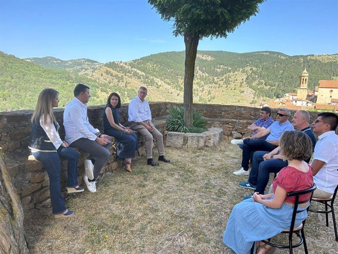 Los candidatos del PP de Teruel han visitado la localidad de Linares de Mora para mantener una reunión de trabajo con empresarios turísticos de la comarca.