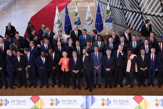 Líderes de la UE y la CELAC en una foto de familia tras la cumbre en Bruselas