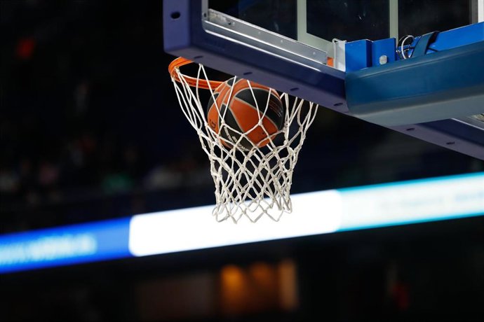 Archivo - Ball during a basketball match.
