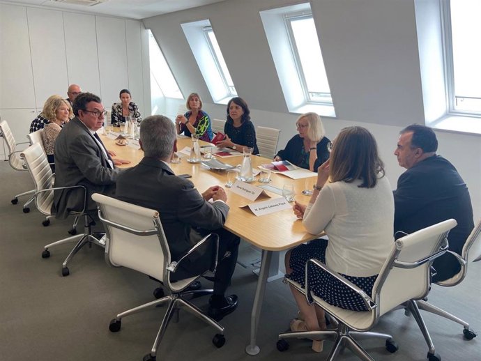 La presidenta del Parlament, Anna Erra, y las vicepresidentas primera y segunda, Alba Vergés y Assumpta Escarp, reunidas con el síndic major Miquel Salazar y el resto de síndics del pleno de la Sindicatura de Comptes