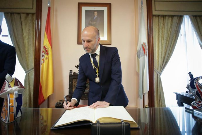 El alcalde de Ourense, Gonzalo Pérez Jácome, firma en el libro de honor del Concello de Lugo durante la ofrenda del Antiguo Reino de Galicia al Santísimo Sacramento, a 18 de junio de 2023, en Lugo, Galicia.