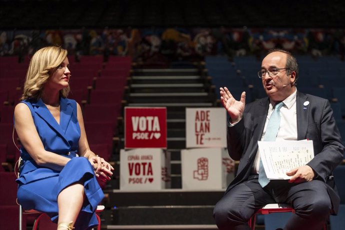 El ministro de Cultura y Deporte, Miquel Iceta y la ministra de Educación y candidata al Congreso por Zaragoza, Pilar Alegría, durante un encuentro por la cultura, en el Teatro de las Esquinas, en Zaragoza.