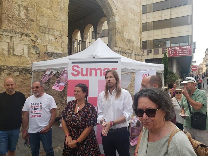 Pablo Fernández, con sus compañeros de SUMAR Segovia