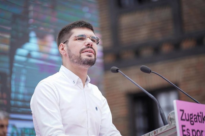 El candidato de Sumar al Congreso, Lander Martínez, interviene en un acto de campaña
