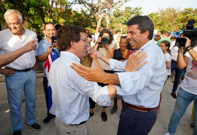 El alcalde de Madrid, José Luis Martínez-Almeida (i), y el presidente del PPCV, Carlos Mazón (d), durante un acto de campaña del PPCV en el cauce del río Turia