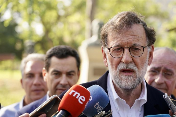 El expresidente del Gobierno Mariano Rajoy, atiende a los medios de comunicación durante ofrenda floral con motivo del aniversario del asesinato de José María Martín Carpena en el parque de Huelín, a 14 de julio de 2023 en Málaga 