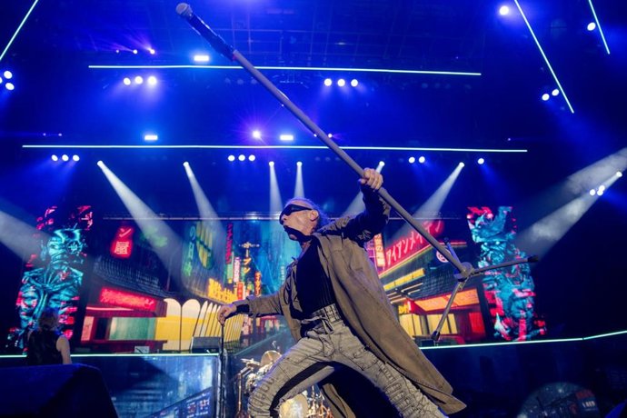 El cantant Bruce Dickinson, en el concert d'Iron Maiden en el Palau Sant Jordi de Barcelona