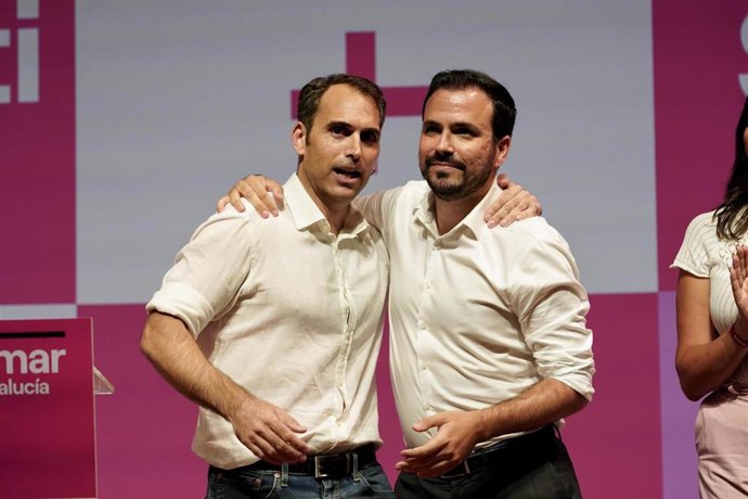 El candidato número uno de Sumar por la provincia de Málaga, Toni Valero, junto al ministro de Consumo, Alberto Garzón.
