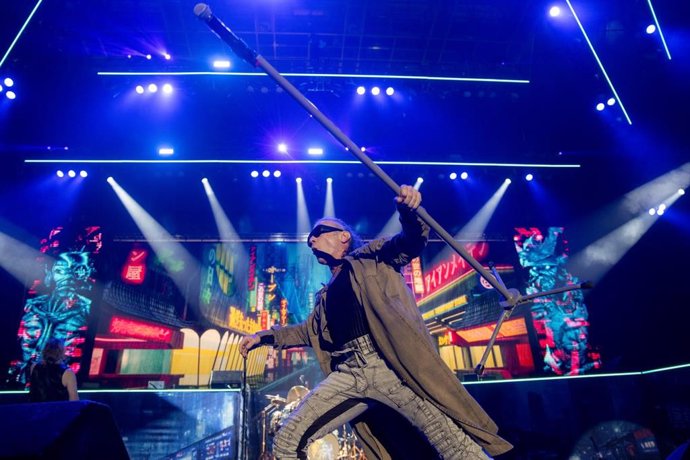 El cantant Bruce Dickinson en el concert d'Iron Maiden en el Palau Sant Jordi de Barcelona