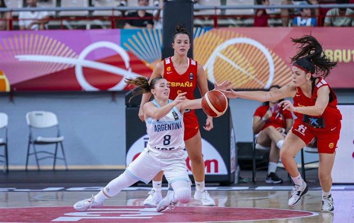 La selección española femenina de baloncesto sub-19, en un partido.