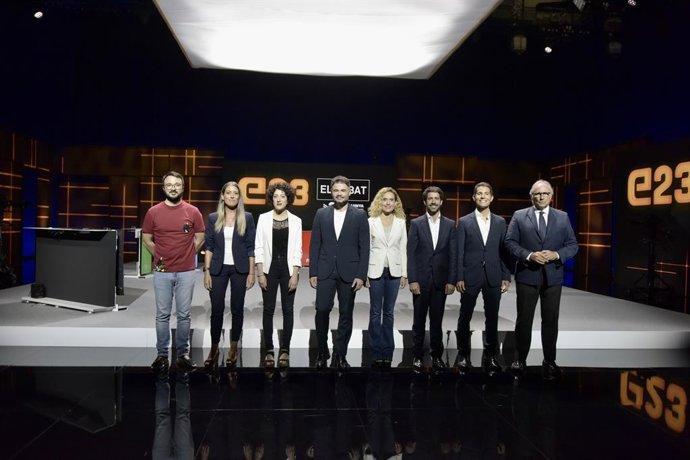 (I-D) Els caps de llista per Barcelona al Congrés: Albert Botran (CUP), Míriam Nogueras (Junts), Aina Vidal (Sumar-comuns),  Gabriel Rufián (ERC), Meritxell Batet (PSC), Roger Montañola (Espai CiU-PDeCAT), Nacho Martín Blanco (PP), i Juan José Aizcorbe 