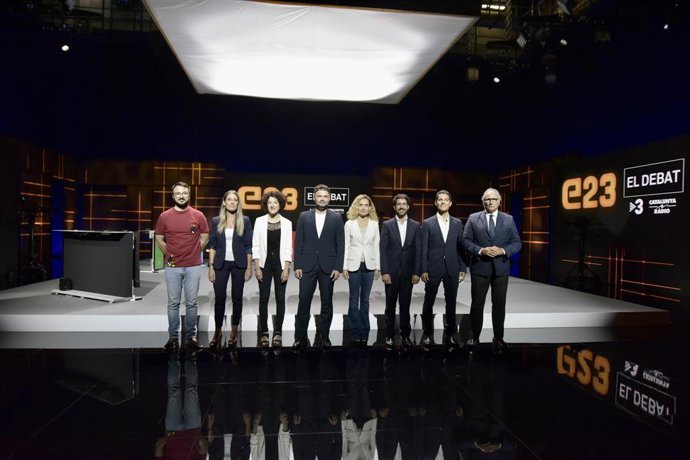 (I-D) Els caps de llista per Barcelona al Congrés: Albert Botran (CUP), Míriam Nogueras (Junts), Aina Vidal (Sumar-comuns),  Gabriel Rufián (ERC), Meritxell Batet (PSC), Roger Montañola (Espai CiU-PDeCAT), Nacho Martín Blanco (PP), i Juan José Aizcorbe 