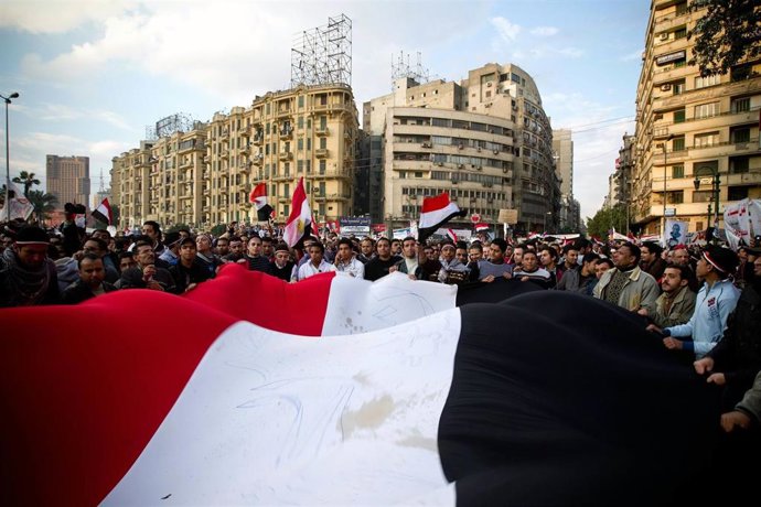 Archivo - Imagen de archivo de una bandera egipcia en una manifestación en El Cairo