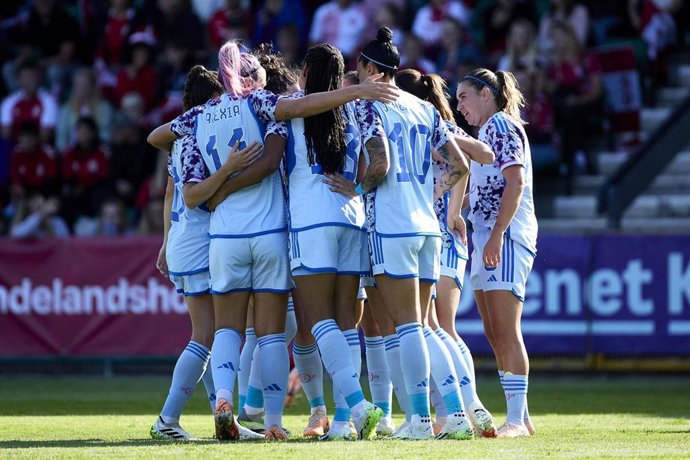 Las jugadoras de la selección española de fútbol celebran un gol en el amistoso ante Dinamarca previo al Mundial de Australia y Nueva Zelanda