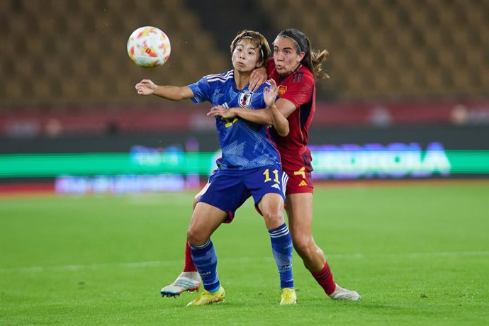 Archivo - Mina Tanaka of Japan and Rocio Galvez of Spain in action during International womens friendly match played between Spain and Japan at La Cartuja stadium November 15, 2022, in Sevilla, Spain.