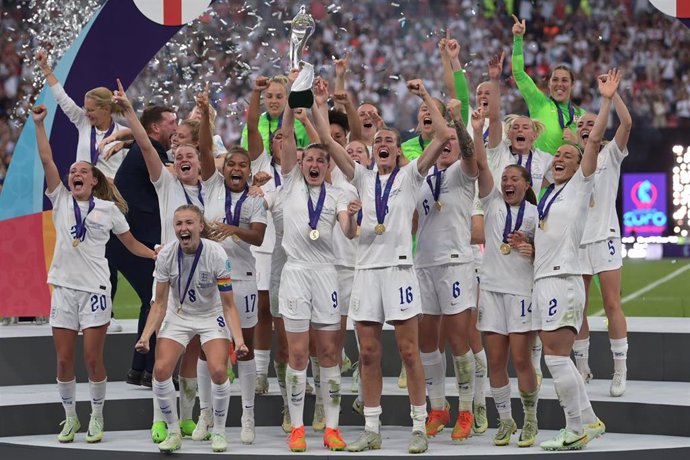 Archivo - La selección inglesa celebra su título de la Eurcopa 2022